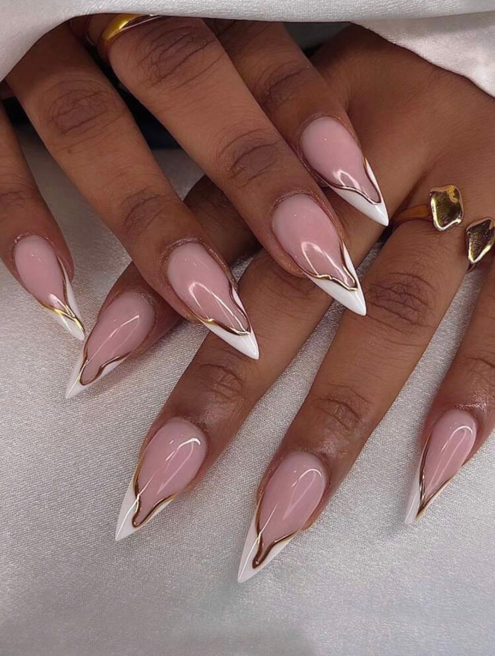PRESS-ON NAILS STILETTO – FRENCH TIP GOLD DESIGN